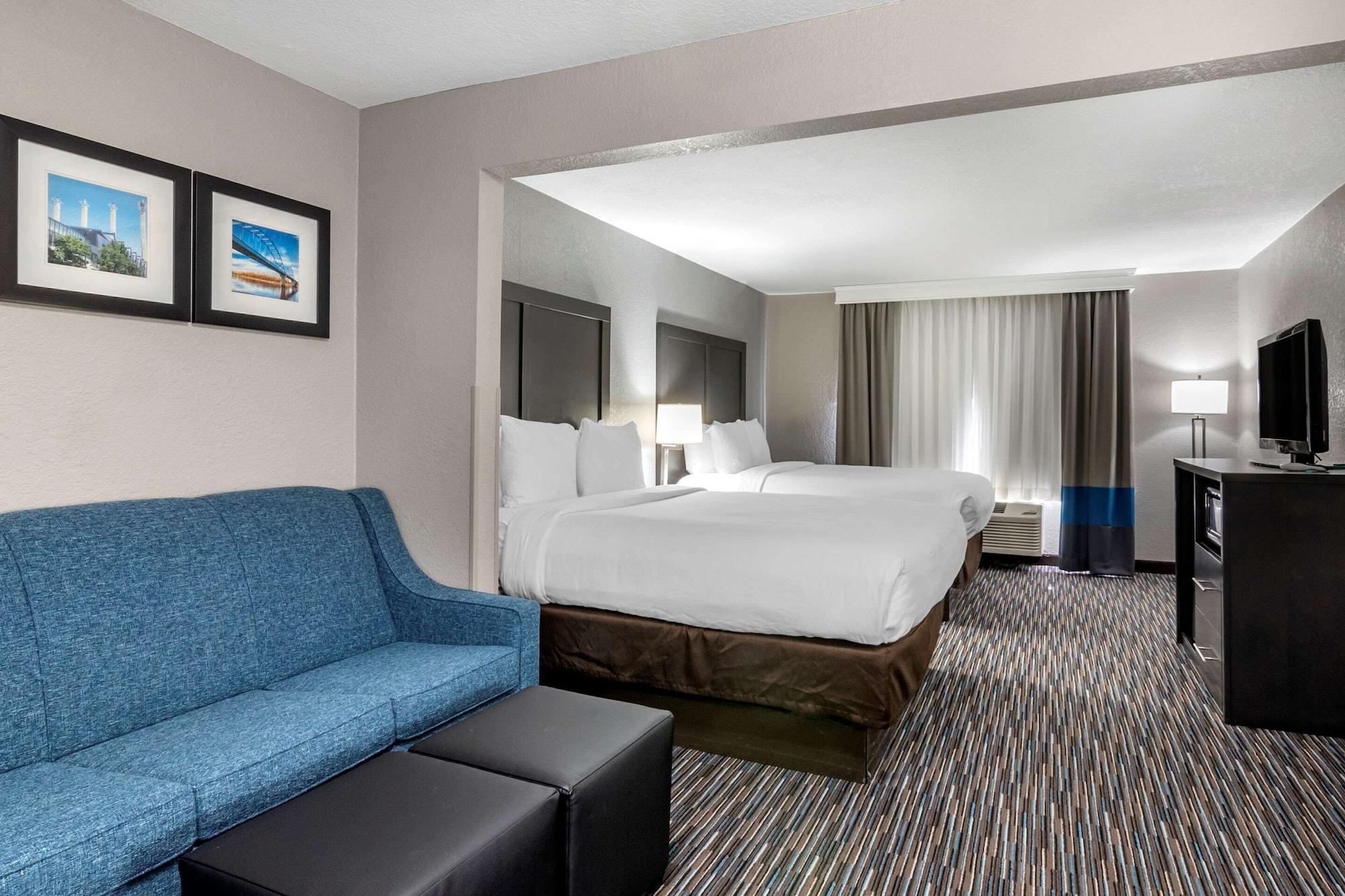 Comfort Inn & Suites 3*
