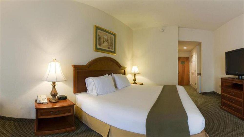 Comfort Inn & Suites Hotel 3*