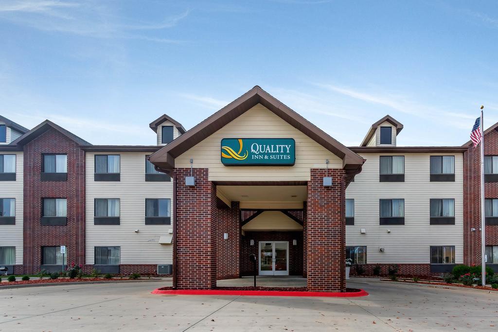 Comfort Inn & Suites Hotel 3*