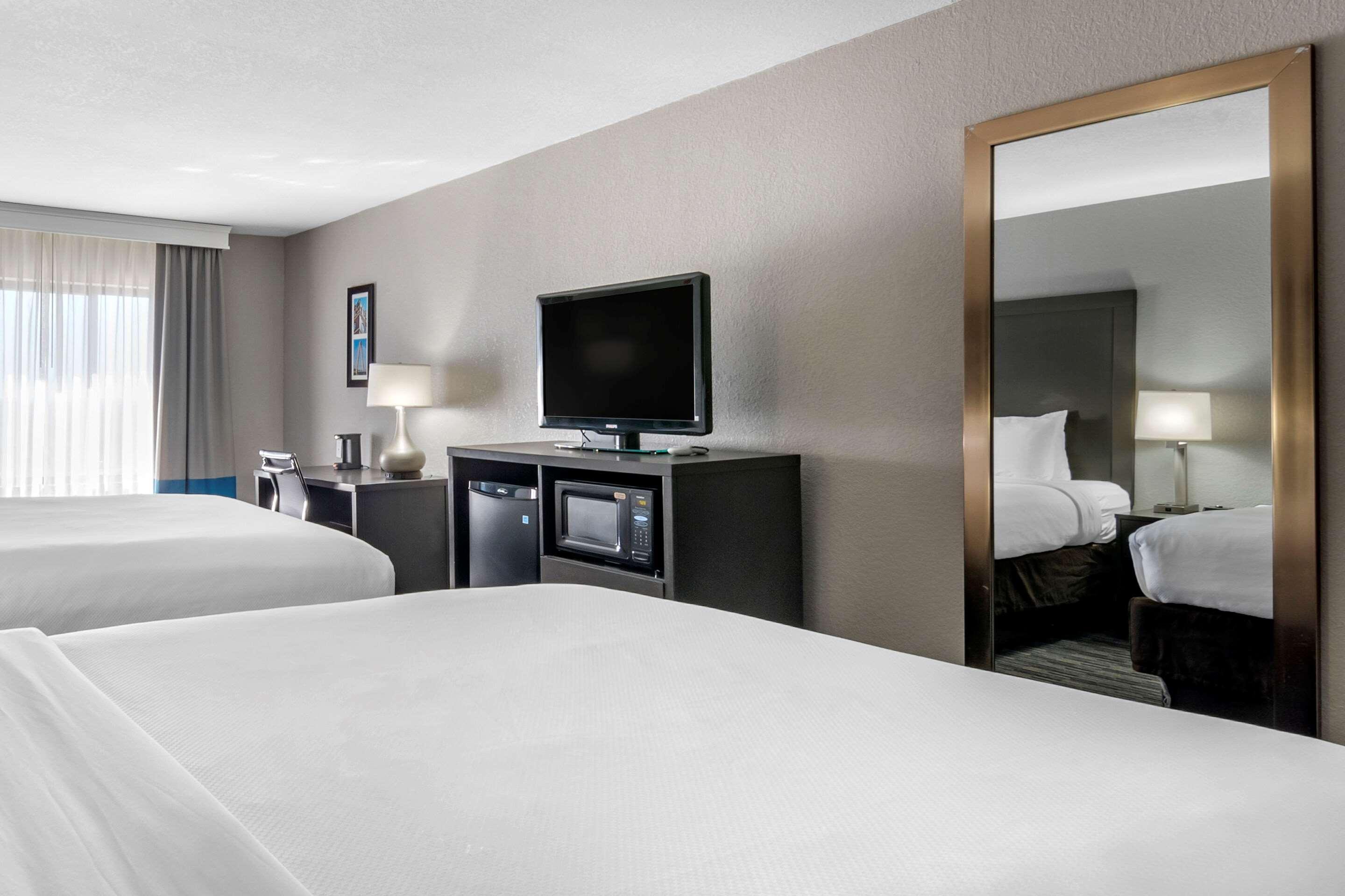 Comfort Inn & Suites Hotel 3*