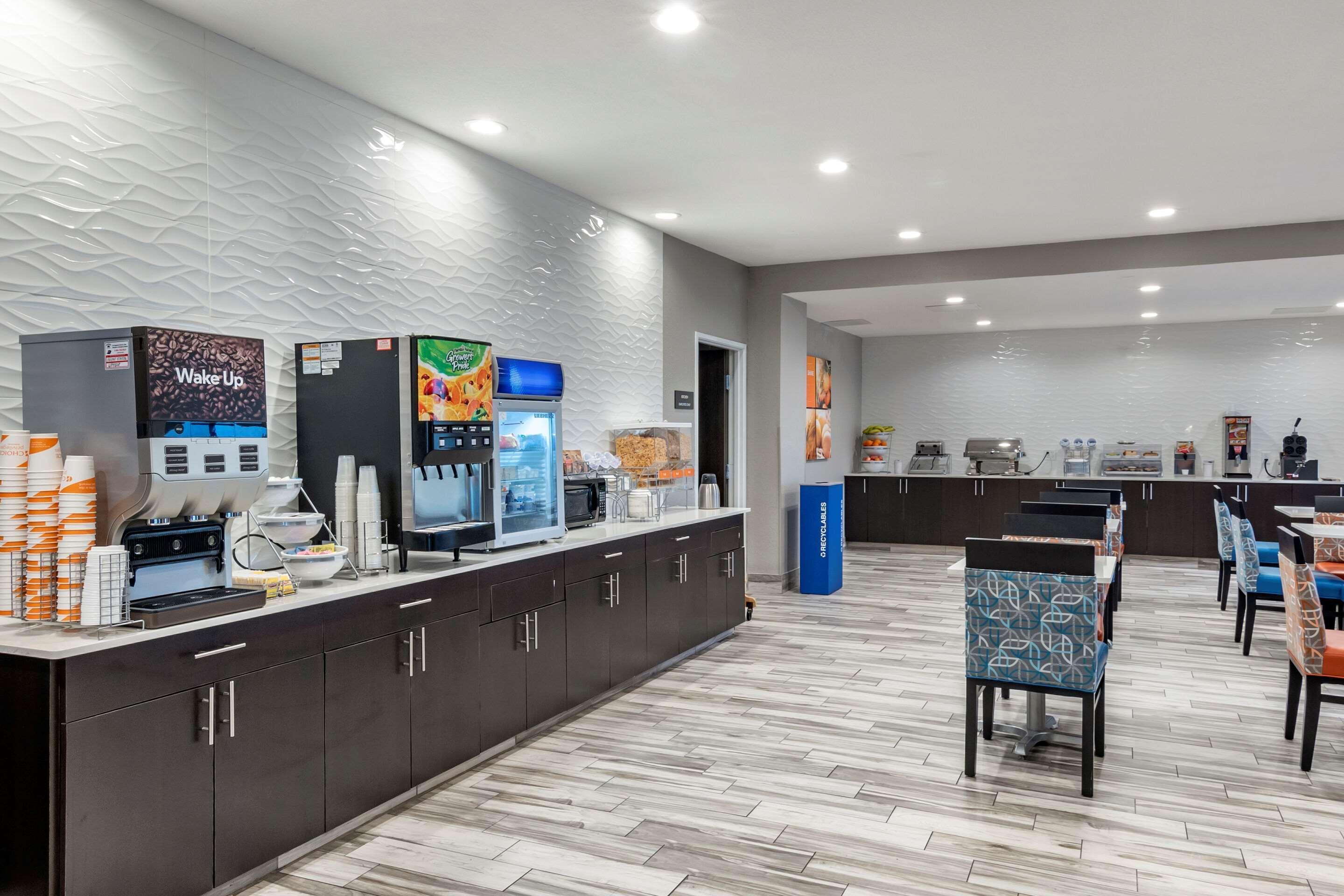 Comfort Inn & Suites Hotel 3*