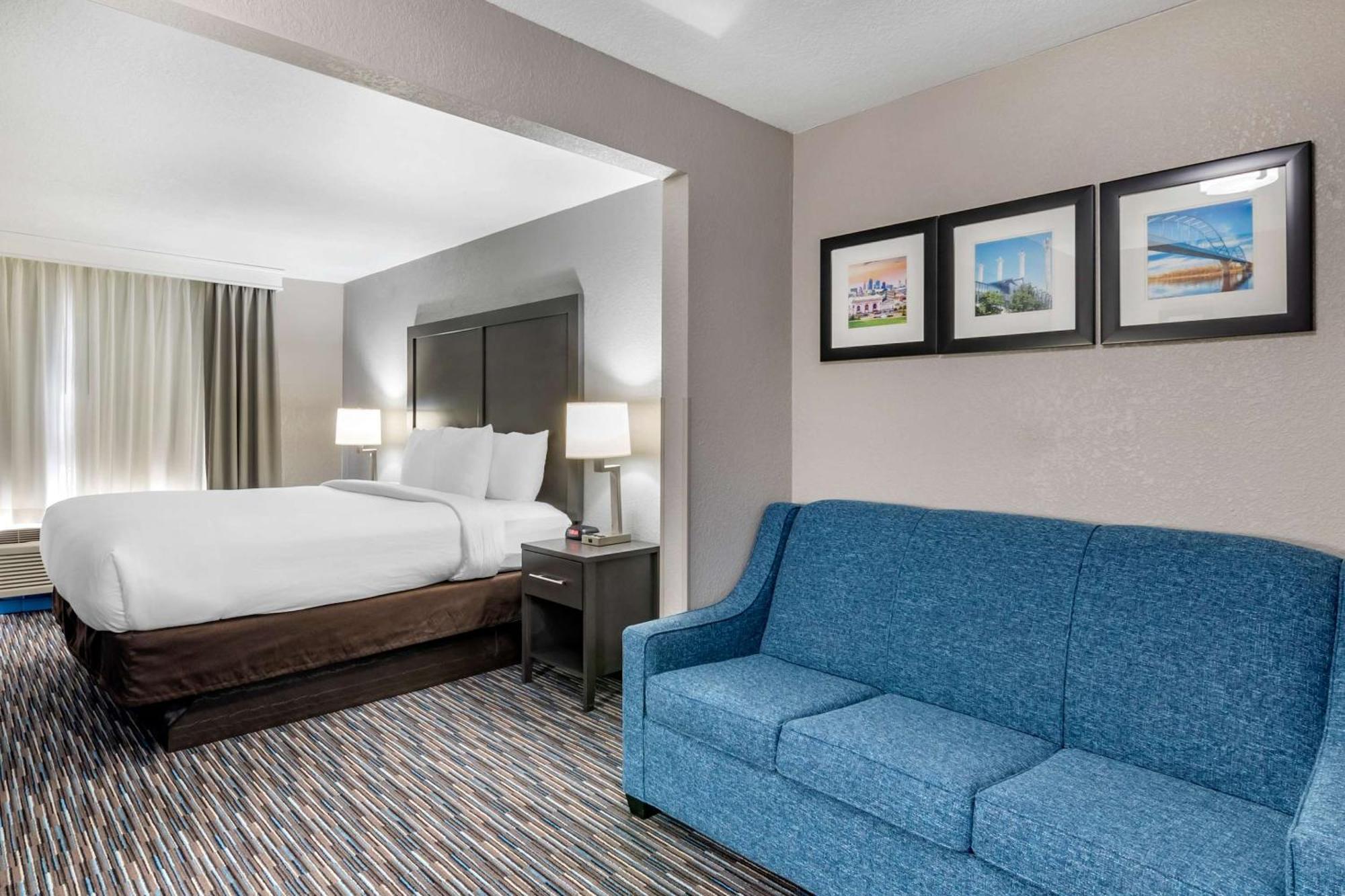 Comfort Inn & Suites Hotel 3*